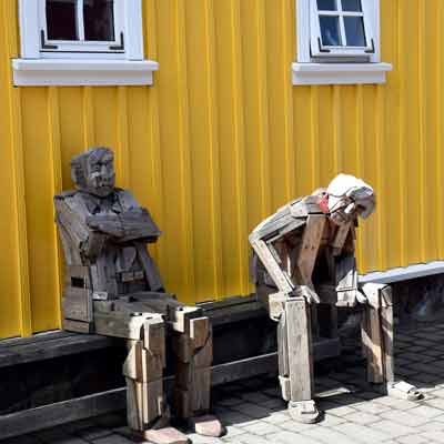 Holzfiguren im Herzen von Siglufjörður